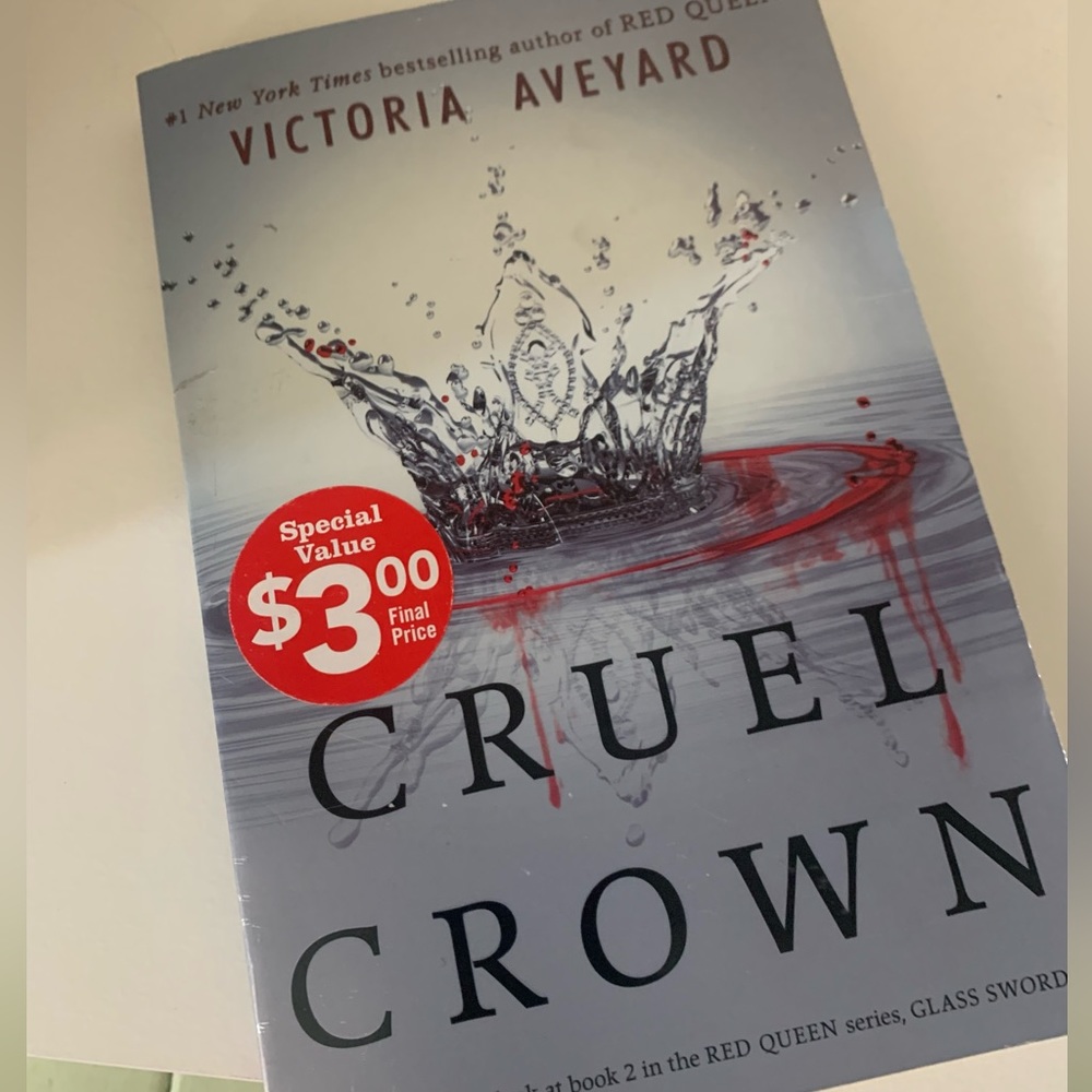 Cruel crown by Victoria Aveyard paperback book part of Red Crown Series